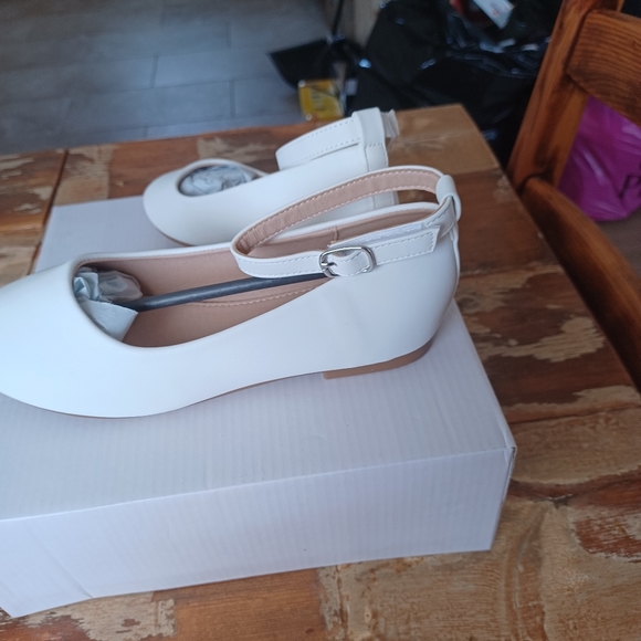 Shoes - Picture 4 of 6